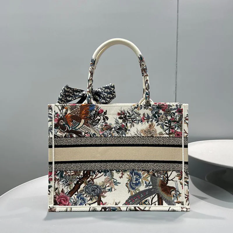可愛いディオール BOOK TOTE コピー ジャルダン ディヴェール 花柄 刺繍 M1286ZRWDM941