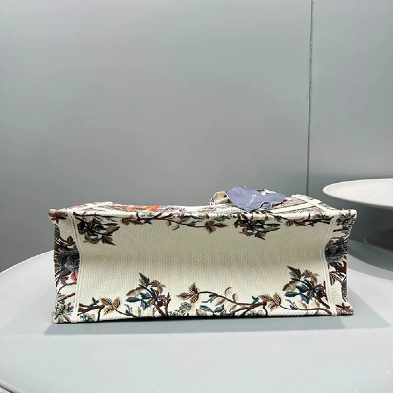可愛いディオール BOOK TOTE コピー ジャルダン ディヴェール 花柄 刺繍 M1286ZRWDM941