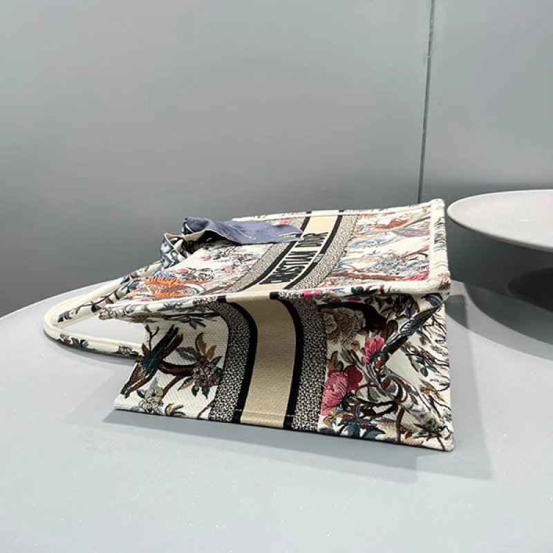 可愛いディオール BOOK TOTE コピー ジャルダン ディヴェール 花柄 刺繍 M1286ZRWDM941