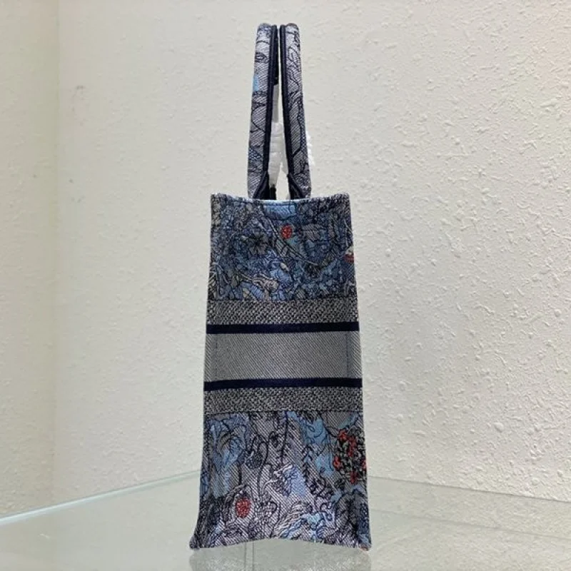 ☆超人気☆ディオール ブックトート 偽物 Jardin Magique刺繍 dek26998