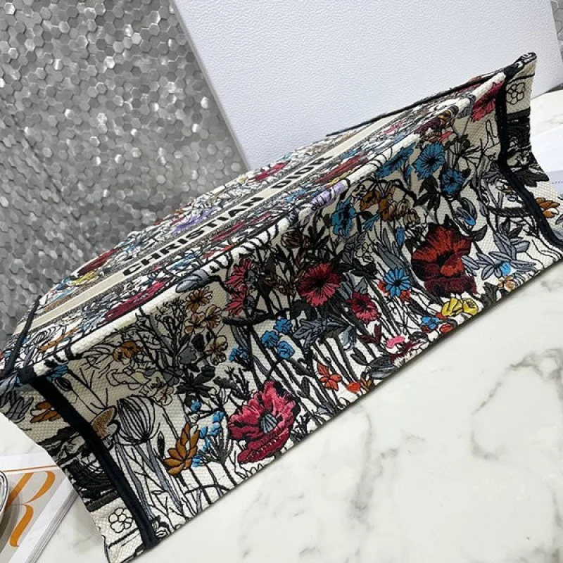 入手困難 ディオール ブックトート コピー Mille Fleurs刺繍 dem61930