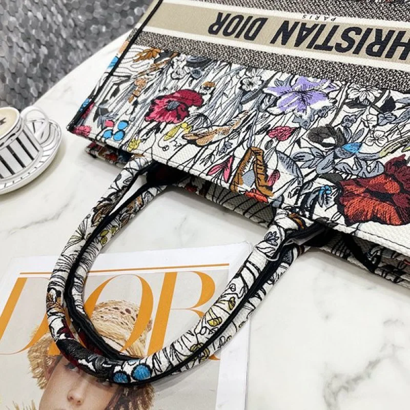 入手困難 ディオール ブックトート コピー Mille Fleurs刺繍 dem61930