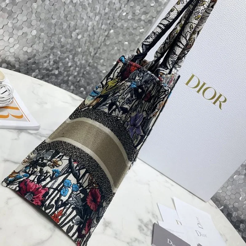 入手困難 ディオール ブックトート コピー Mille Fleurs刺繍 dem61930
