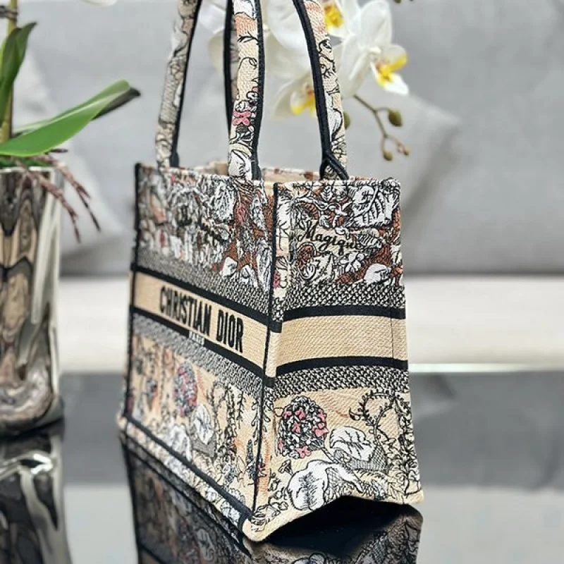 人気急上昇ディオール ブックトート 激安偽物 Dior Jardin Magique刺繍 det39033