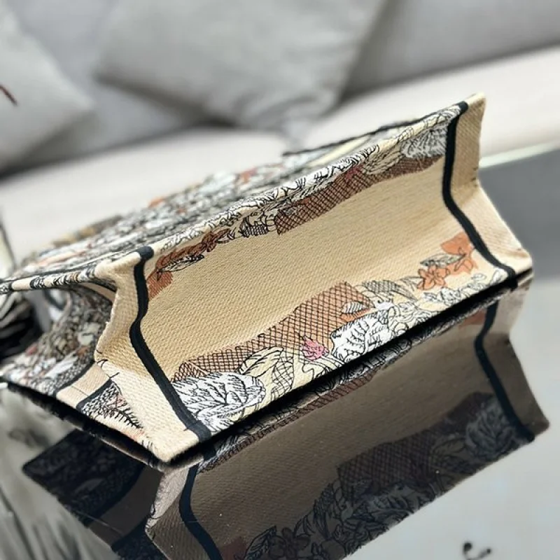 人気急上昇ディオール ブックトート 激安偽物 Dior Jardin Magique刺繍 det39033