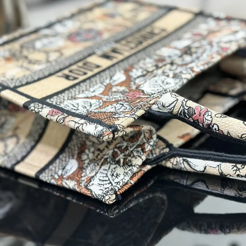 人気急上昇ディオール ブックトート 激安偽物 Dior Jardin Magique刺繍 det39033