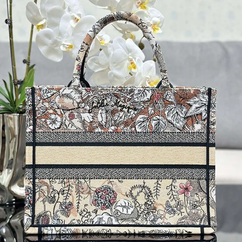 人気急上昇ディオール ブックトート 激安偽物 Dior Jardin Magique刺繍 det39033