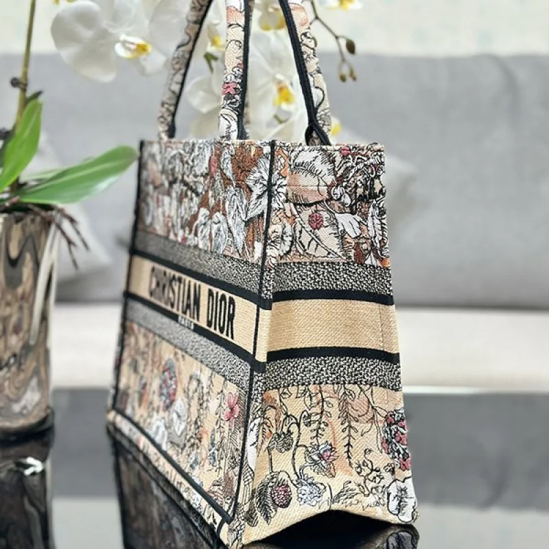 人気急上昇ディオール ブックトート 激安偽物 Dior Jardin Magique刺繍 det39033