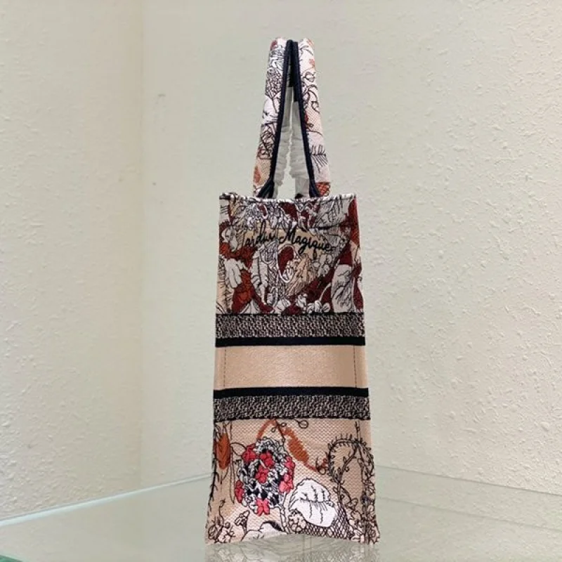 ギフトに最適ディオール ブックトート コピー Jardin Magique刺繍 8001 deu52373