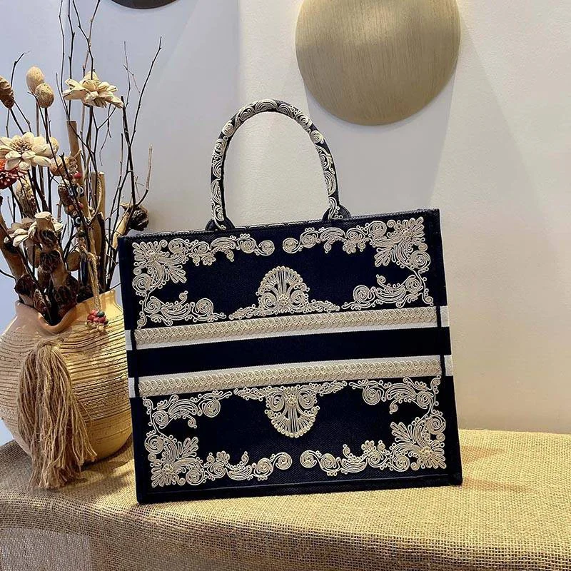 最安値挑戦ディオール ブックトート コピー ブルーの刺繍カーフスキン 2サイズ dey92412