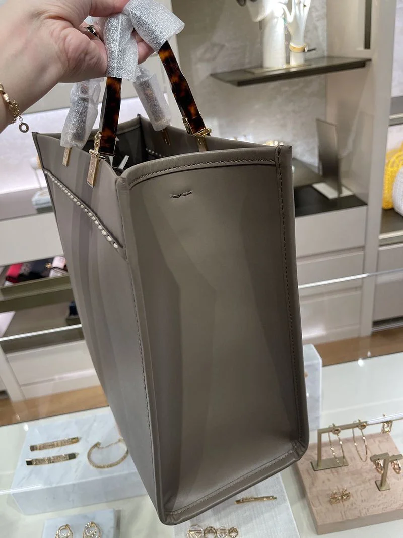 目を惹くカラーフェンディ コピー サンシャイン ミディアム グレーレザー／エラフレザー ショッパー 8BH386AHN5F1FEN