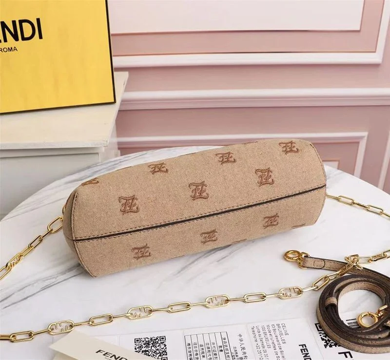 大人気!フェンディ ファースト コピー ミディアム ベージュフランネル バッグ 刺繍 8BP127AHNGF0J2D