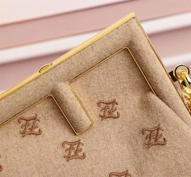 大人気!フェンディ ファースト コピー ミディアム ベージュフランネル バッグ 刺繍 8BP127AHNGF0J2D