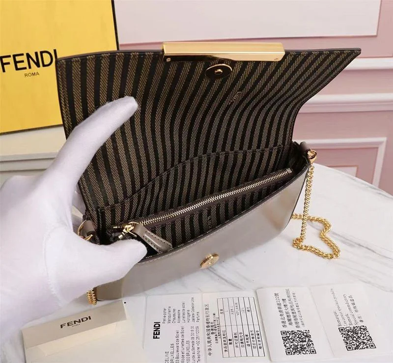 世界中で大人気♪フェンディ 偽物 財布内蔵ミニバッグ ポーチ付き グレーレザー ミニバッグ 8BS032AHM0F1F1M
