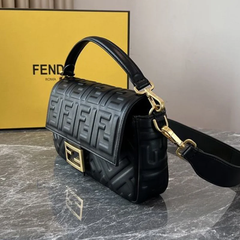 フェンディ ブラックレザー バゲット 偽物 ラージ ショルダーバッグ fec43484