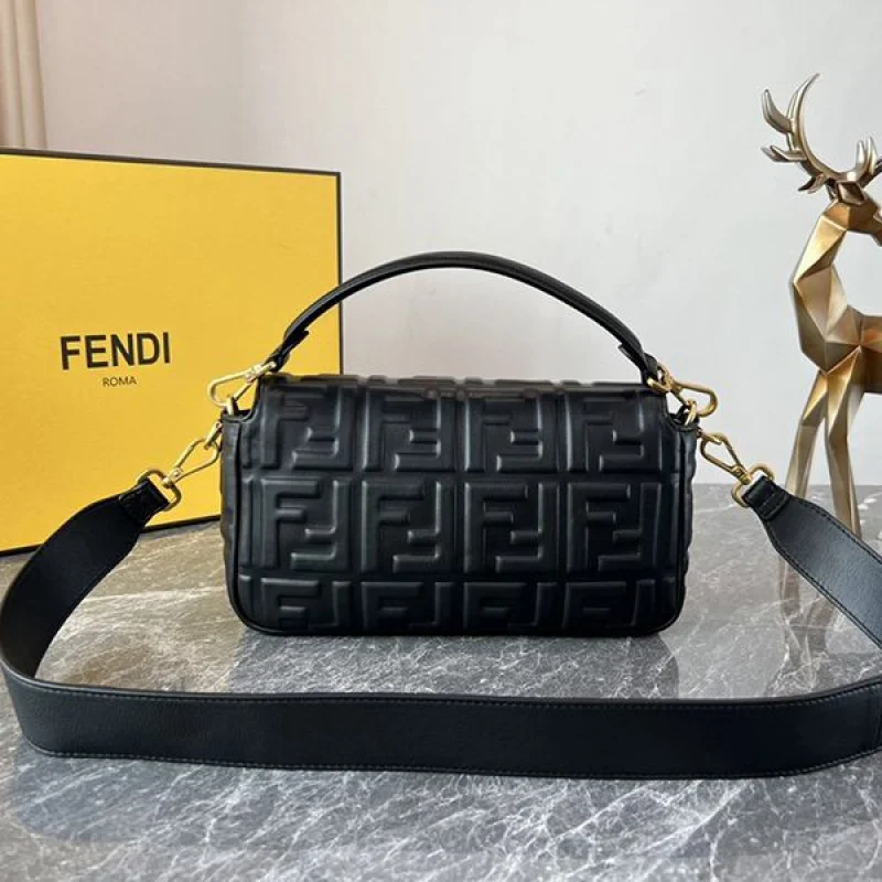 フェンディ ブラックレザー バゲット 偽物 ラージ ショルダーバッグ fec43484