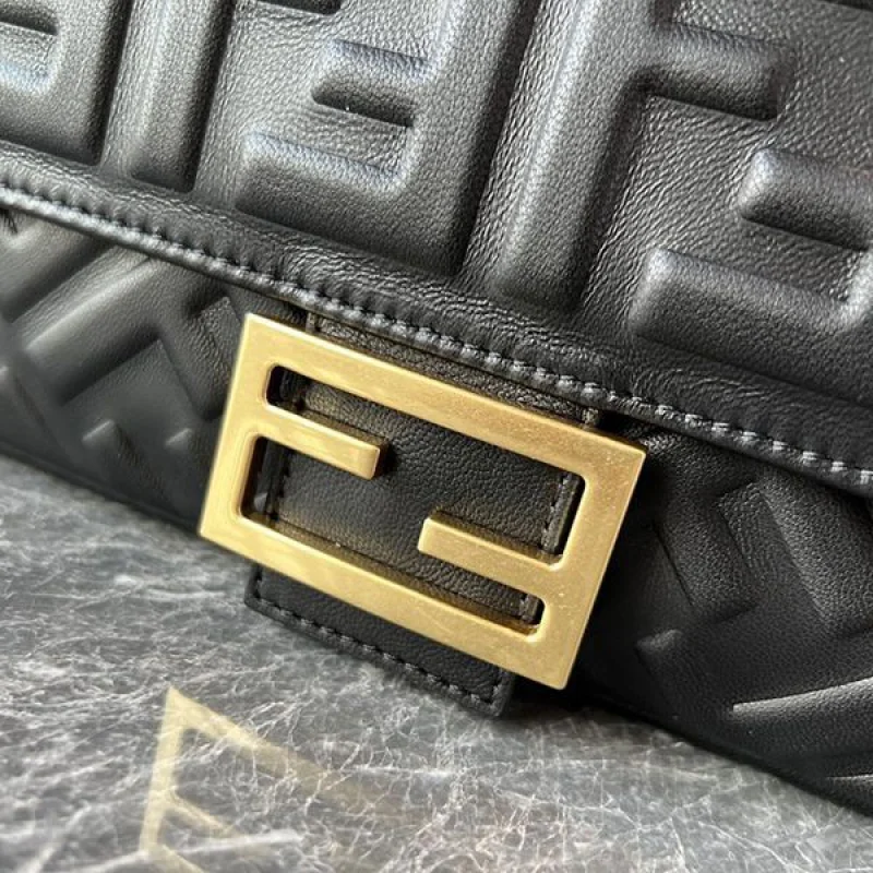フェンディ ブラックレザー バゲット 偽物 ラージ ショルダーバッグ fec43484