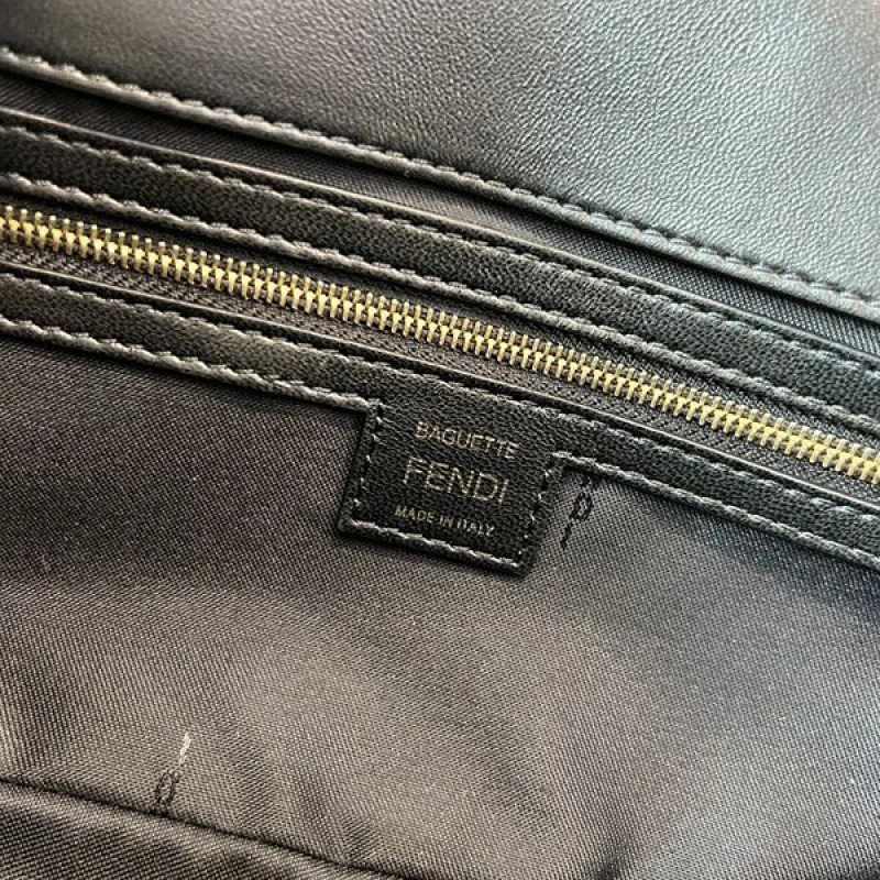フェンディ ブラックレザー バゲット 偽物 ラージ ショルダーバッグ fec43484