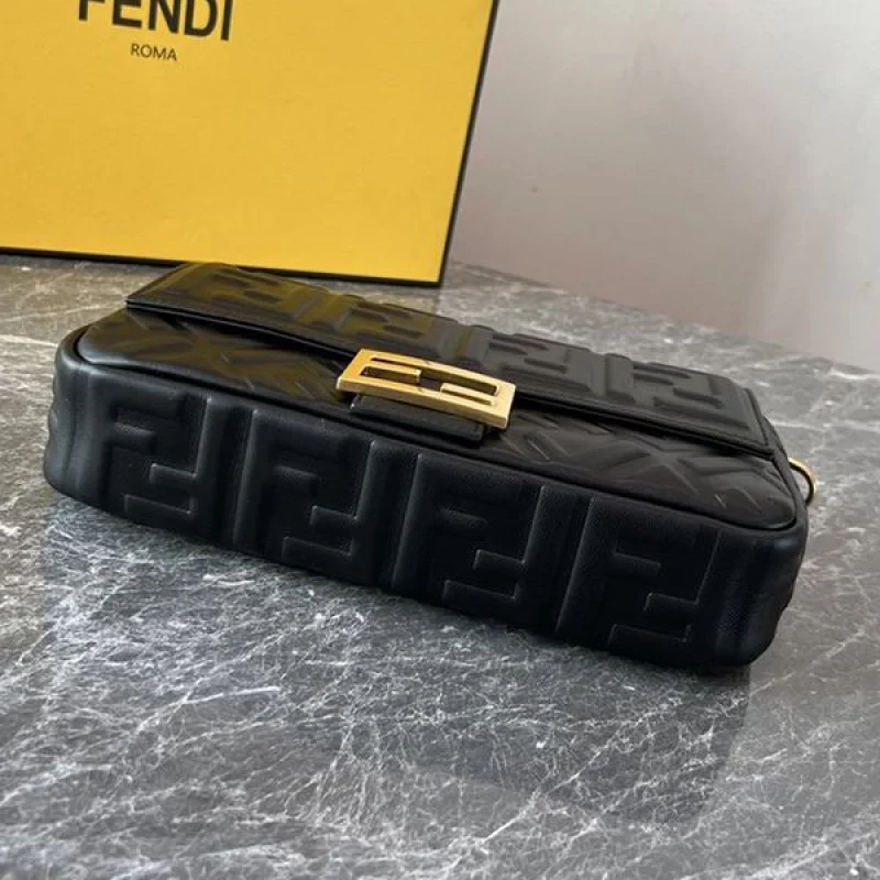フェンディ ブラックレザー バゲット 偽物 ラージ ショルダーバッグ fec43484