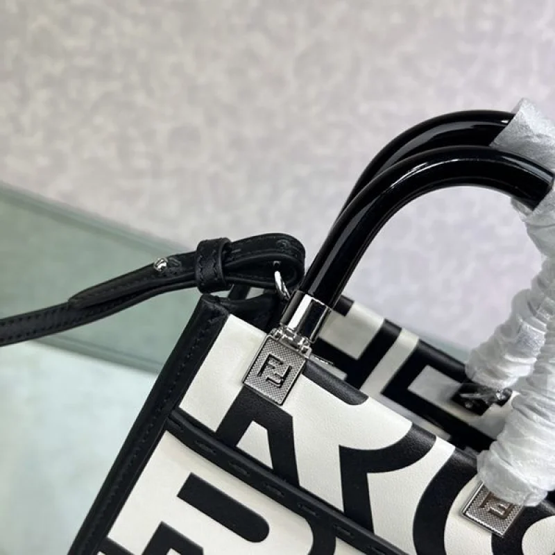 超話題!フェンディ カプセル 偽物 コレクション ツートン レザー ミニバッグ fec76682