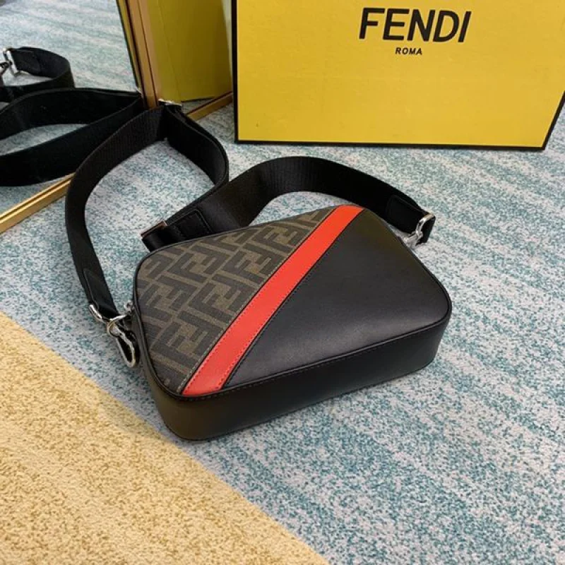 目を惹くカラー フェンディ カメラショルダーバッグ コピー fed80027