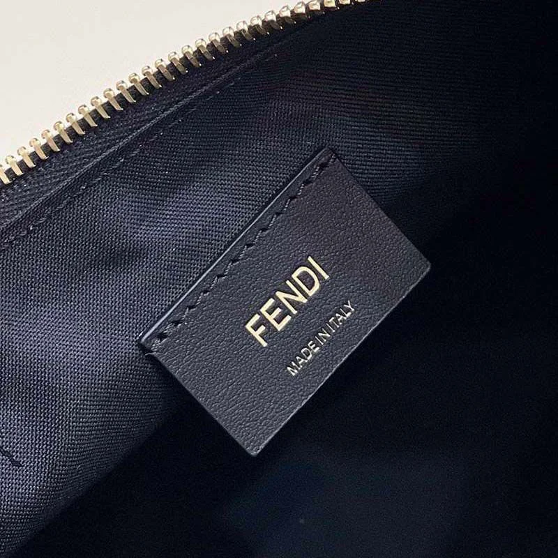 100%実物写真 人気 フェンディ グラフィー コピー レザーチャーム 偽物 fed92477