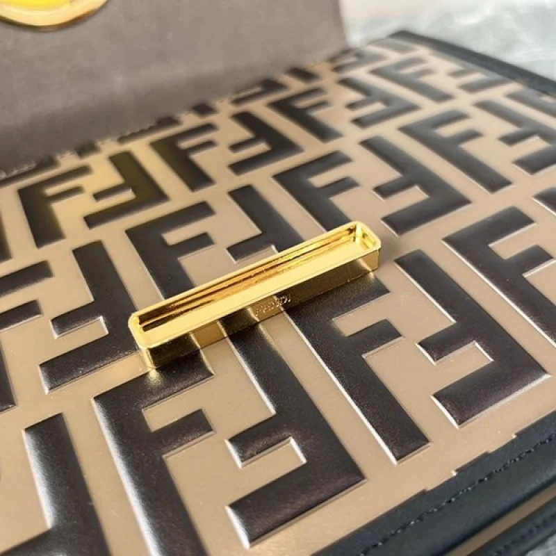 入手困難品!フェンディ FFロゴ コピー バッグ ショルダーバッグ fee69010