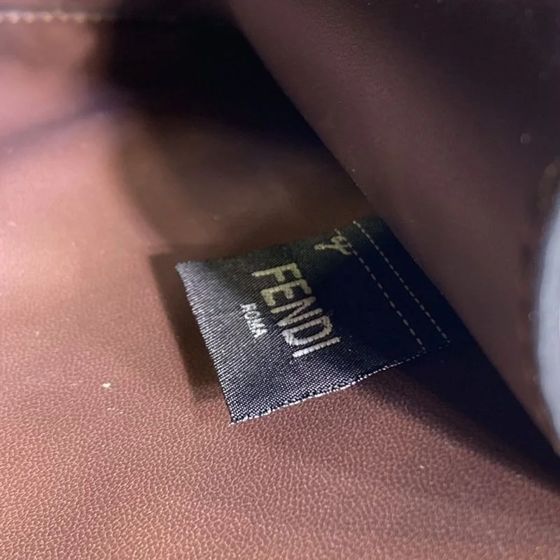 送料込フェンディ ピーカブー アイシーユー コピー スモール レザー バッグ fed71172