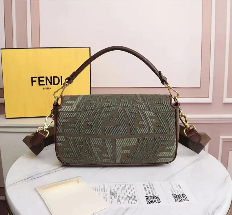 春もの新作フェンディ バゲット 偽物 フィッシュアイ FFキャンバス バッグ feg17784