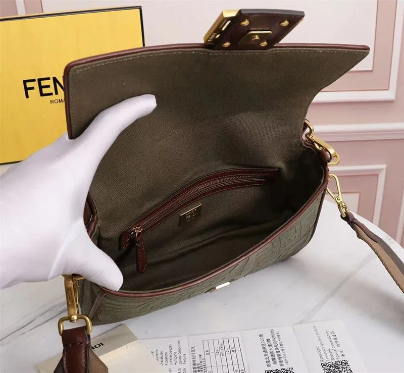 春もの新作フェンディ バゲット 偽物 フィッシュアイ FFキャンバス バッグ feg17784