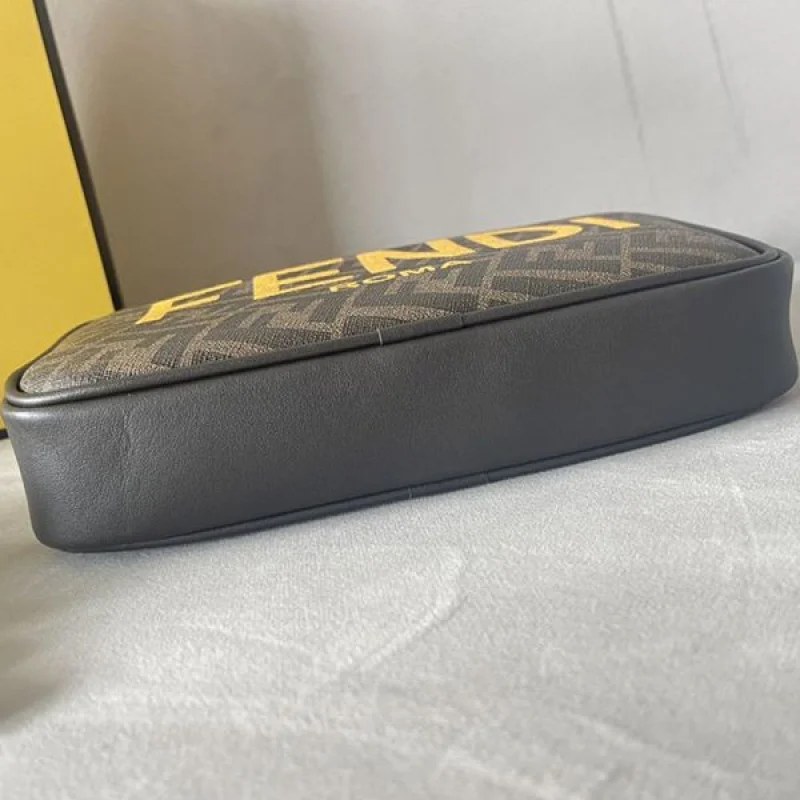 注目★フェンディ ROMA FFファブリック コピーカメラケース feg47963