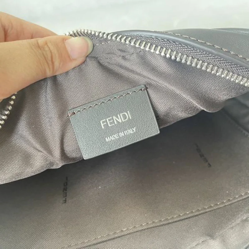 注目★フェンディ ROMA FFファブリック コピーカメラケース feg47963