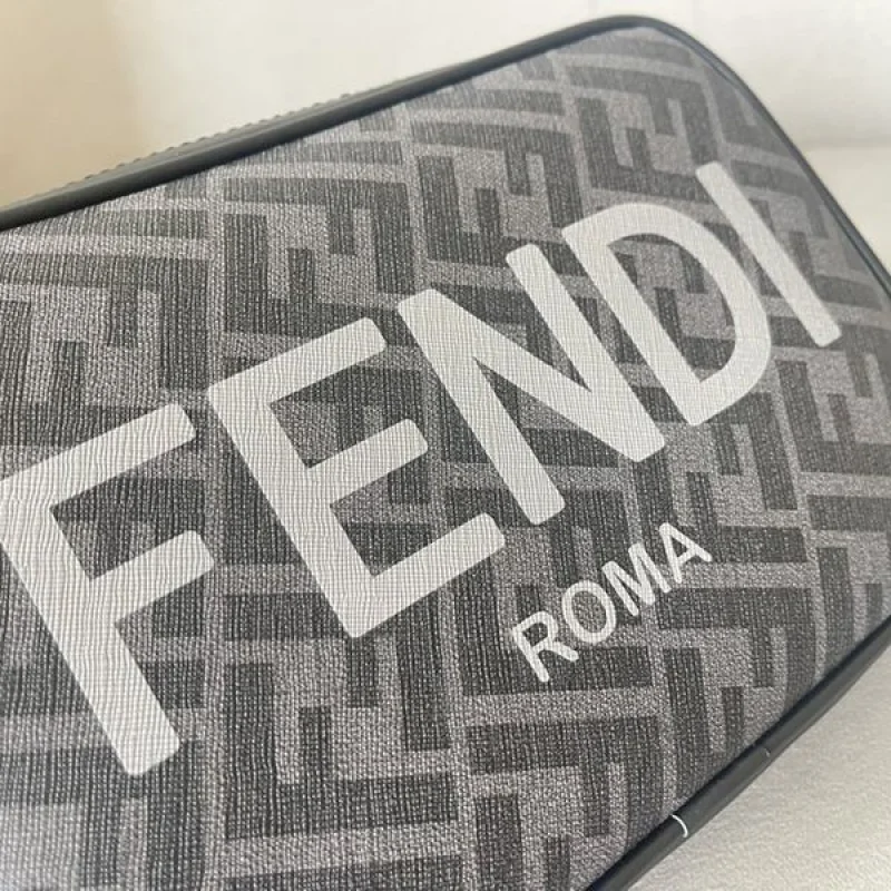 人気急上昇 フェンディ ROMA FFファブリック カメラケース 偽物 feg56072