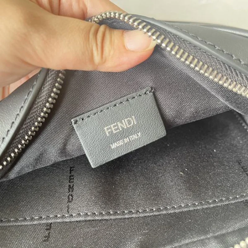 人気急上昇 フェンディ ROMA FFファブリック カメラケース 偽物 feg56072