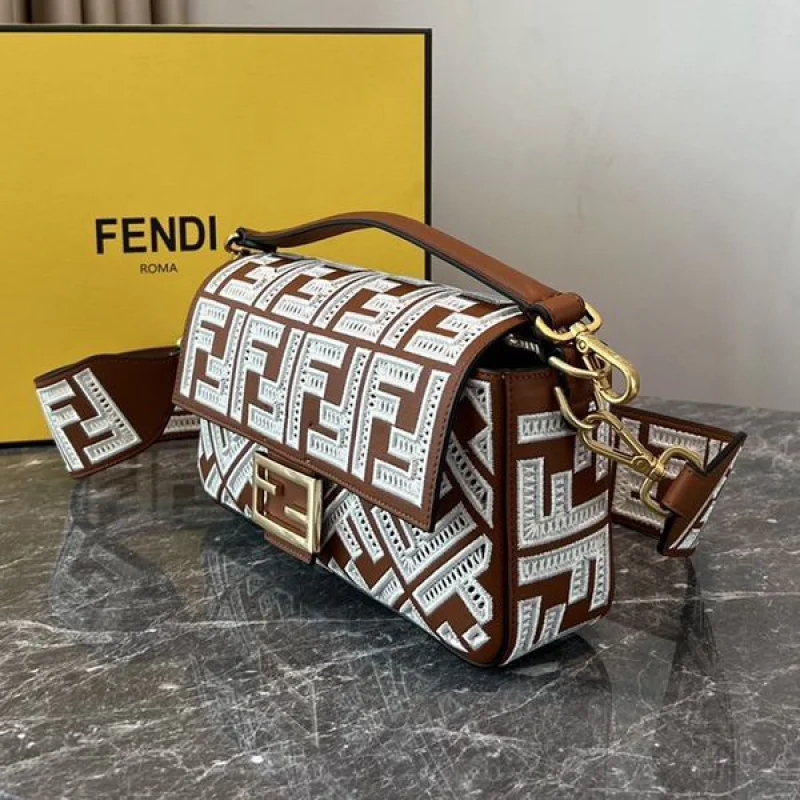 確保済み フェンディ バゲット FFキャンバス 偽物 feg57763