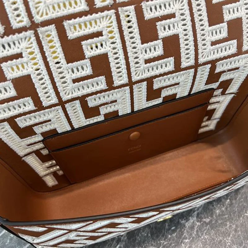 確保済み フェンディ バゲット FFキャンバス 偽物 feg57763
