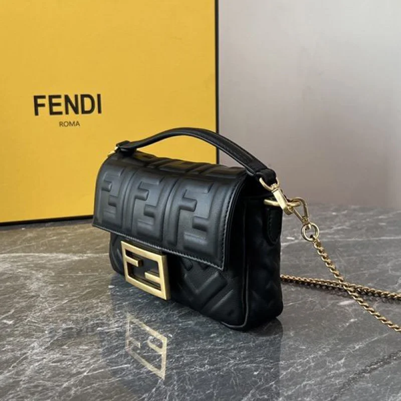 フェンディ ブラックレザー バゲット ラージ ショルダーバッグ コピー fei39176
