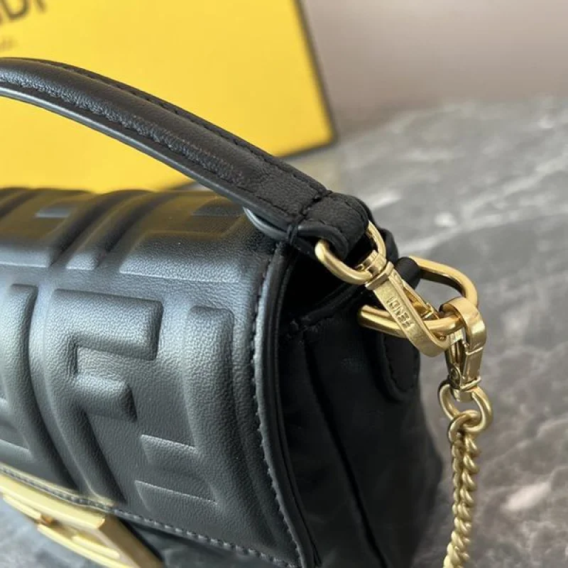 フェンディ ブラックレザー バゲット ラージ ショルダーバッグ コピー fei39176