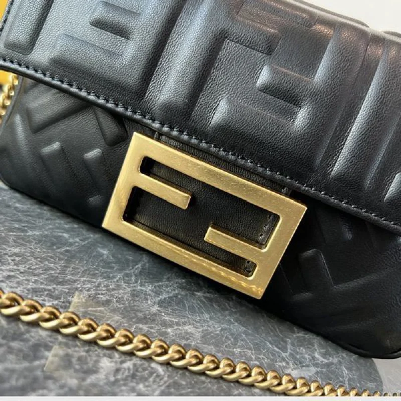 フェンディ ブラックレザー バゲット ラージ ショルダーバッグ コピー fei39176