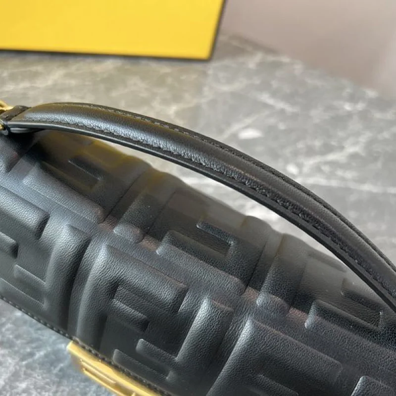 フェンディ ブラックレザー バゲット ラージ ショルダーバッグ コピー fei39176