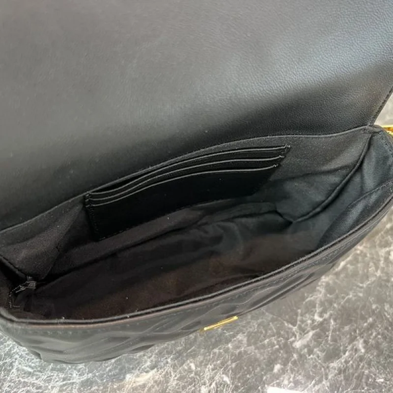 フェンディ ブラックレザー バゲット ラージ ショルダーバッグ コピー fei39176