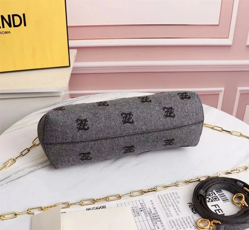 セール新作フェンディ ファースト 偽物 ミディアム ベージュフランネル バッグ 刺繍 fei65960