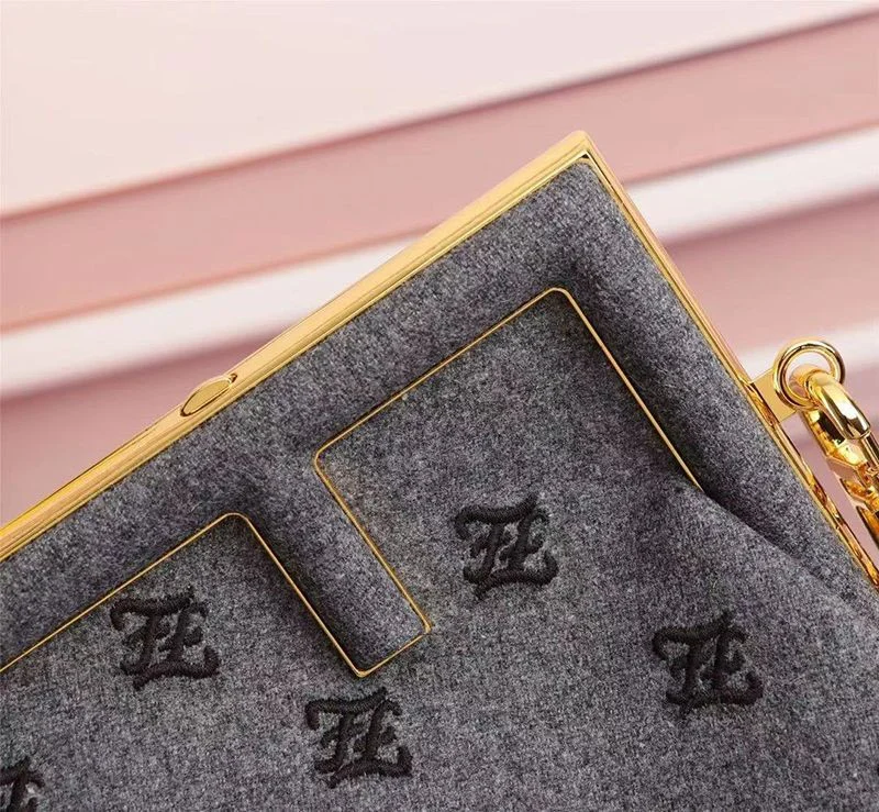 セール新作フェンディ ファースト 偽物 ミディアム ベージュフランネル バッグ 刺繍 fei65960