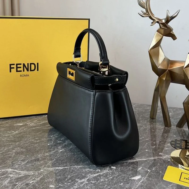 送料込 フェンディ ショルダーバッグ 新作入手困難 fej07775