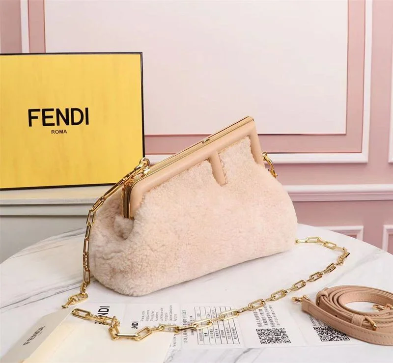 【日本未発売】フェンディ 偽物 ファースト スモール シープスキンバッグ fek00335