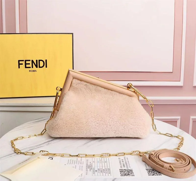 【日本未発売】フェンディ 偽物 ファースト スモール シープスキンバッグ fek00335