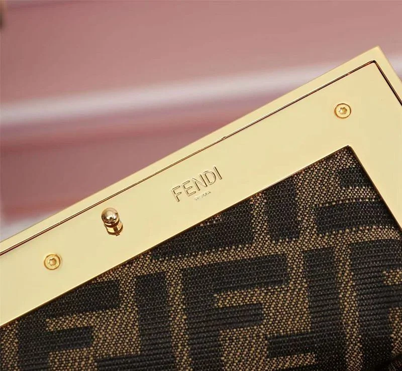 【日本未発売】フェンディ 偽物 ファースト スモール シープスキンバッグ fek00335