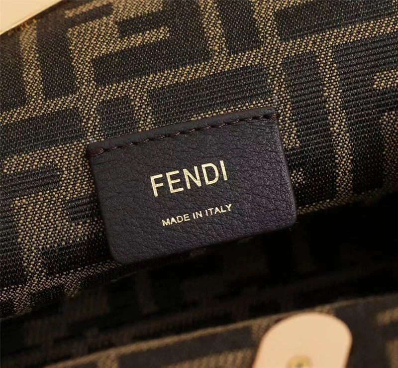 【日本未発売】フェンディ 偽物 ファースト スモール シープスキンバッグ fek00335