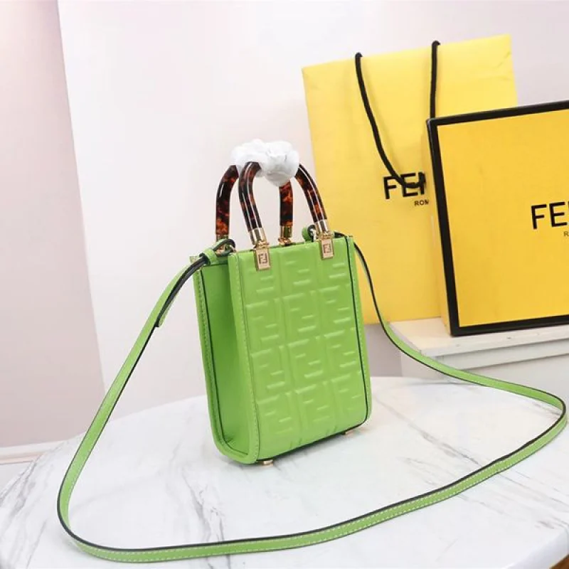 超話題!フェンディ Sunshine Shopper FF柄 レザーミニバッグ コピー fek19106
