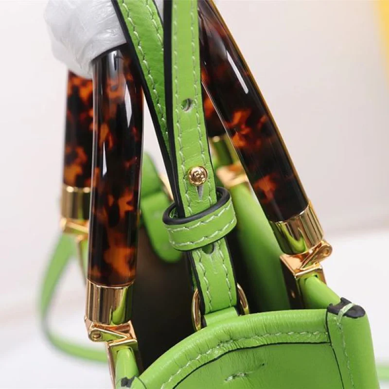 超話題!フェンディ Sunshine Shopper FF柄 レザーミニバッグ コピー fek19106